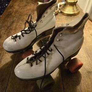 Vintage 70s white womens roller skates size 6